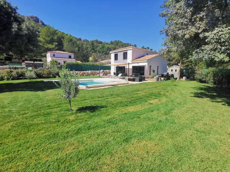 Vue d'ensemble d'un jardin méditerranéen à Auriol sous le soleil du Sud