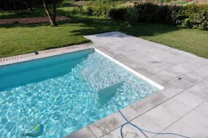 Piscine avec eau claire dans un jardin méditerranéen à Auriol