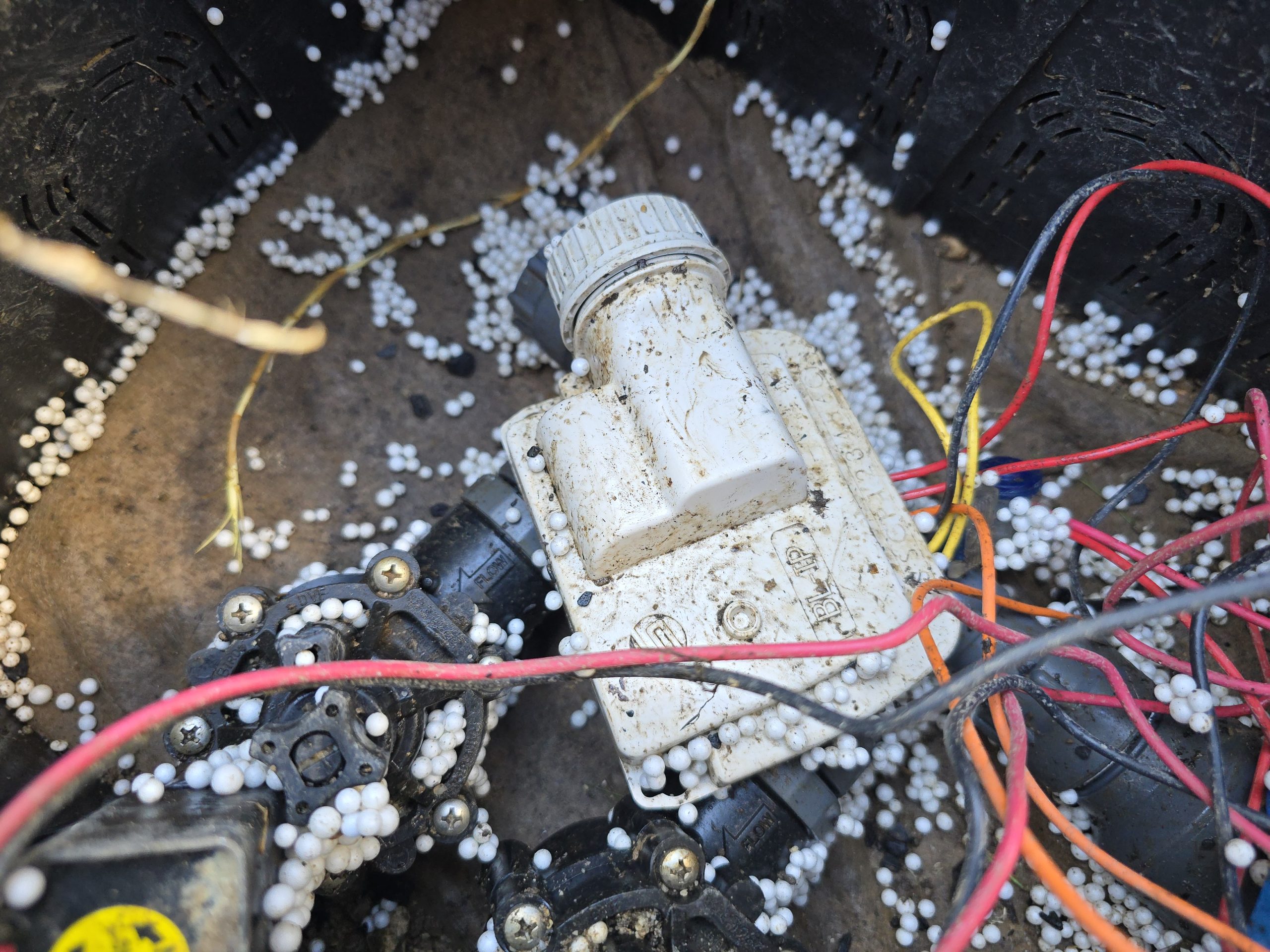 Programmateur d'arrosage Solem Bluetooth installé dans un regard de visite