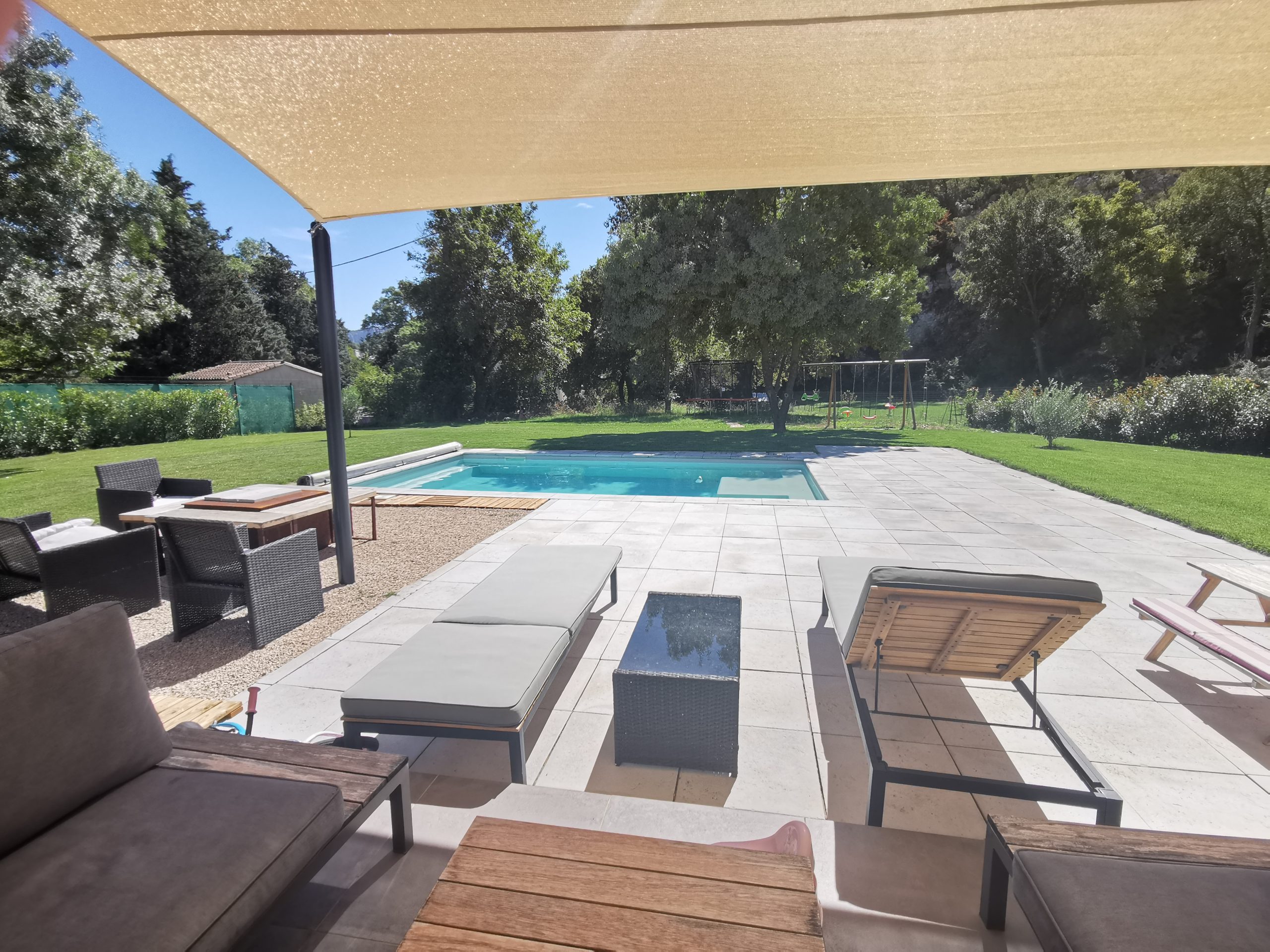 Terrasse ombragée avec voile d'ombrage dans le Sud de la France
