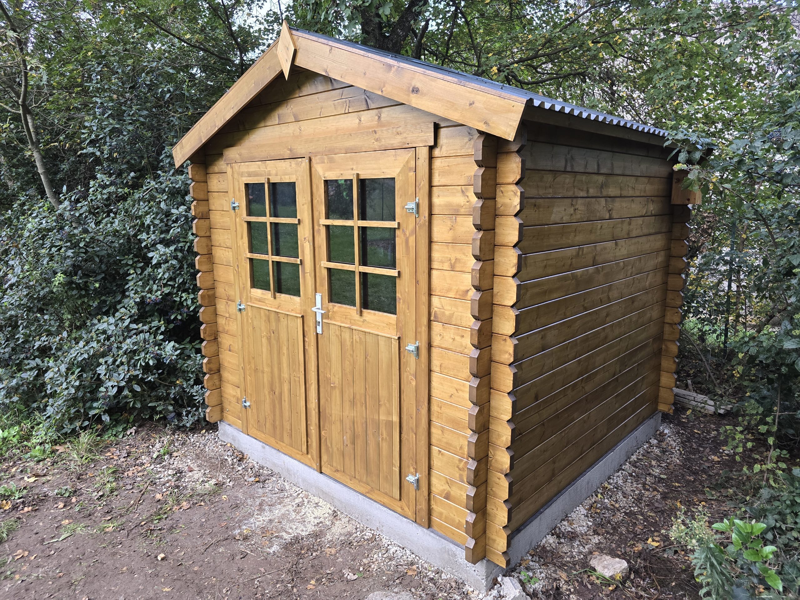 Abri de jardin en bois terminé dans un jardin à Auriol, Bouches-du-Rhône