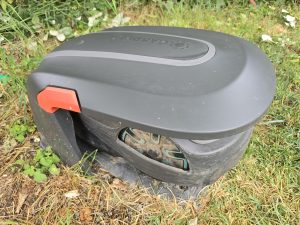 Abri pour robot tondeuse Gardena installé dans un jardin méditerranéen à Auriol