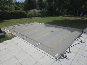 Bâche de sécurité à barres sur une piscine dans le Sud — protection hivernage et sécurité enfants