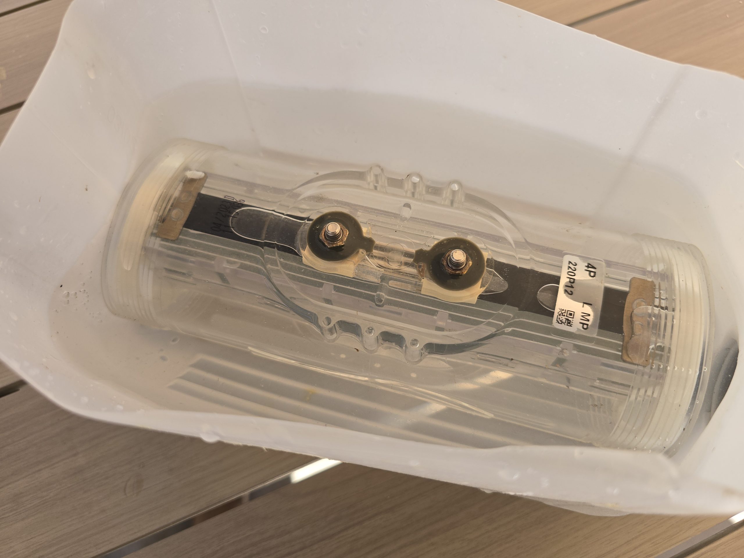 Cellule d'électrolyseur en trempage dans du vinaigre blanc pour détartrage à l'hivernage