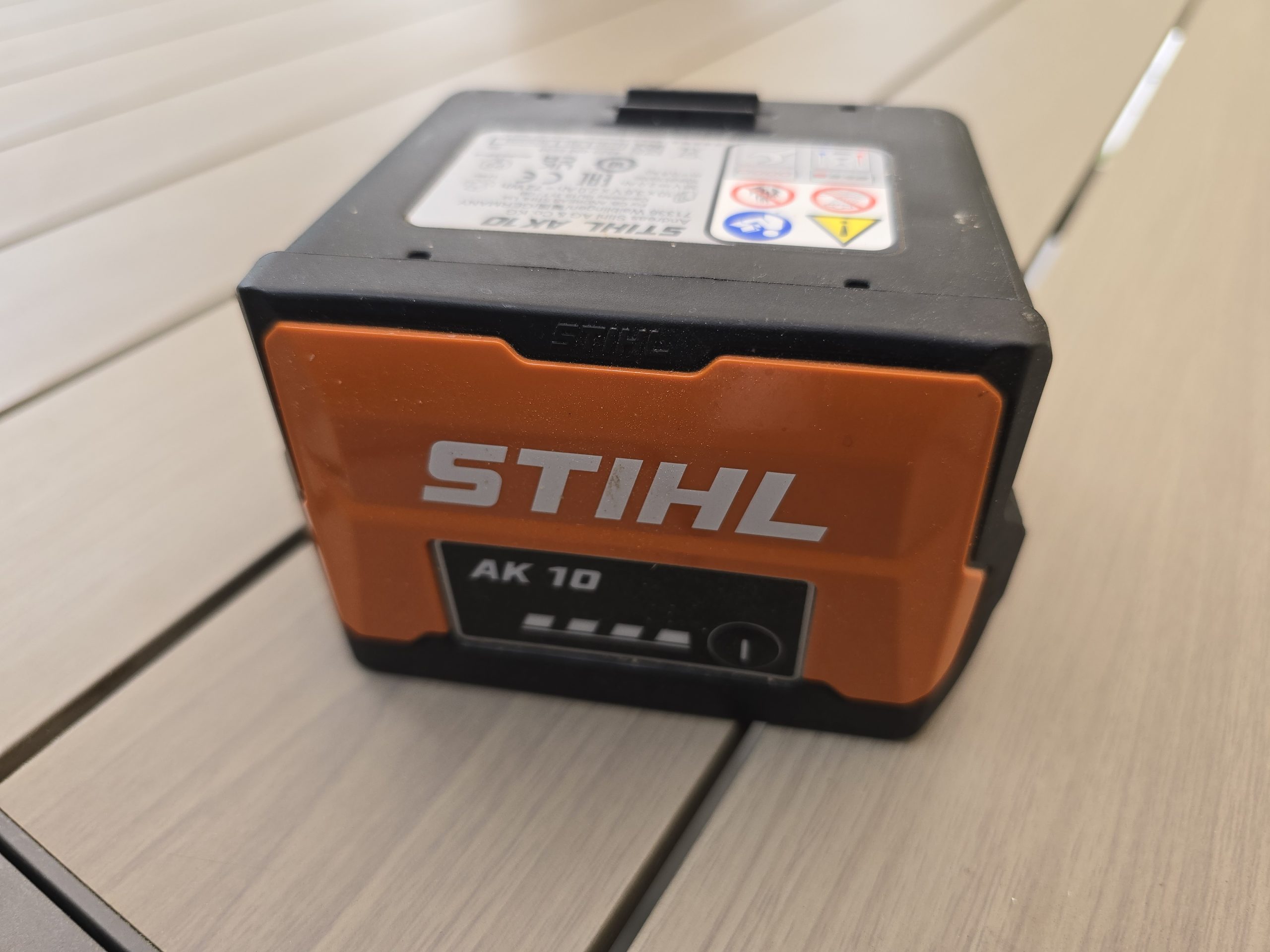 Batterie STIHL AP partagée entre le coupe-bordure FSA 57 et le taille-haie HSA 60 — écosystème batterie unique