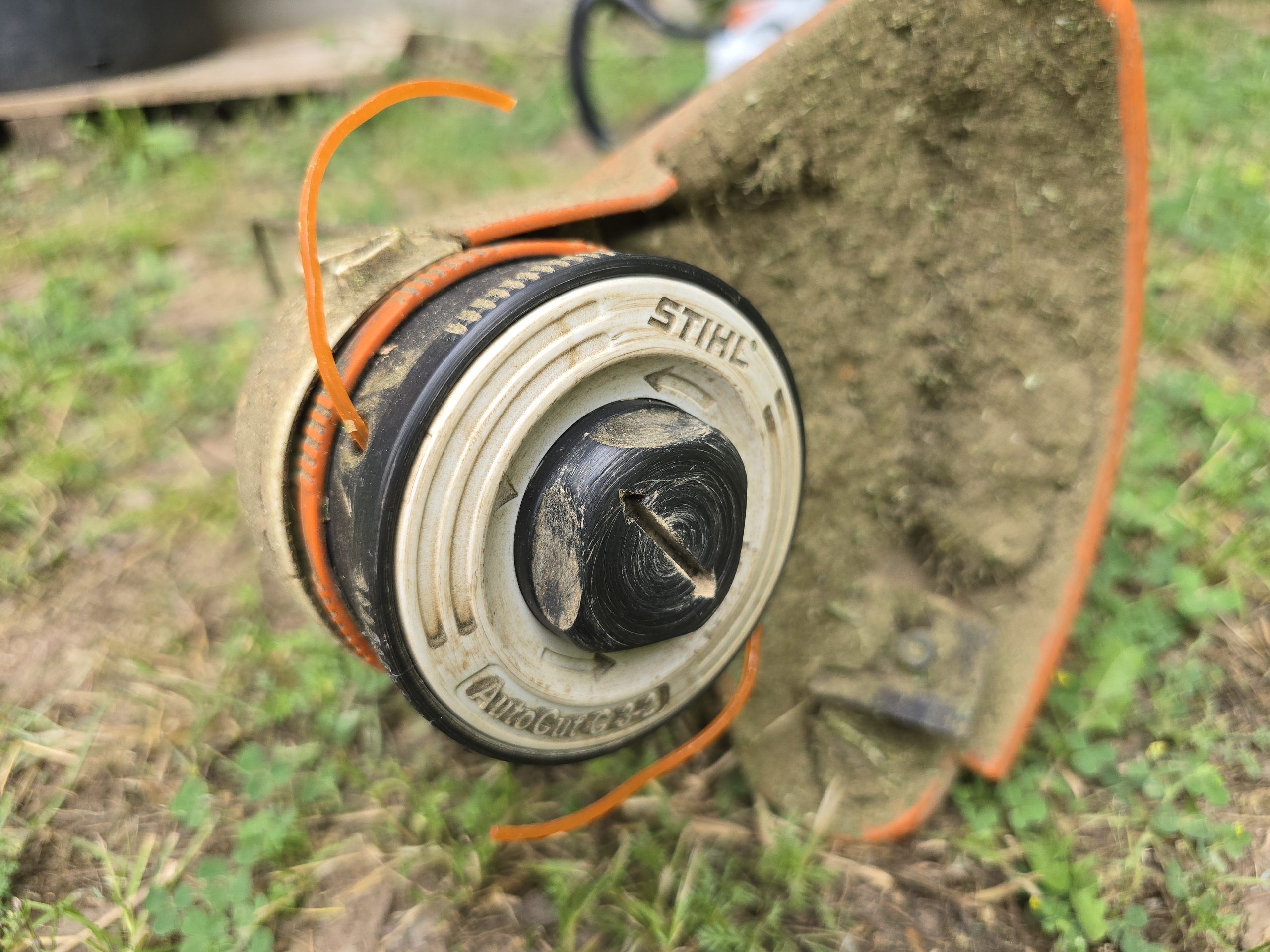Tête de coupe du STIHL FSA 57 — fil de coupe et système de réalimentation par tape au sol