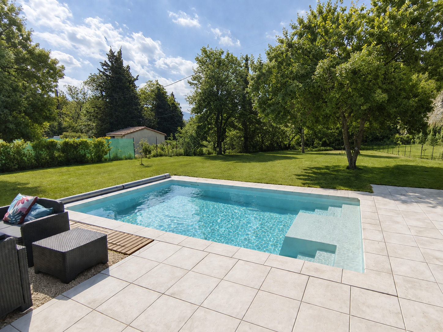 Piscine entretenue à Auriol dans le Sud — eau claire et équilibrée