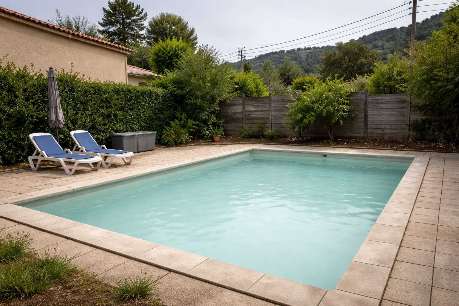 Eau de piscine laiteuse et blanche après un traitement choc au chlore