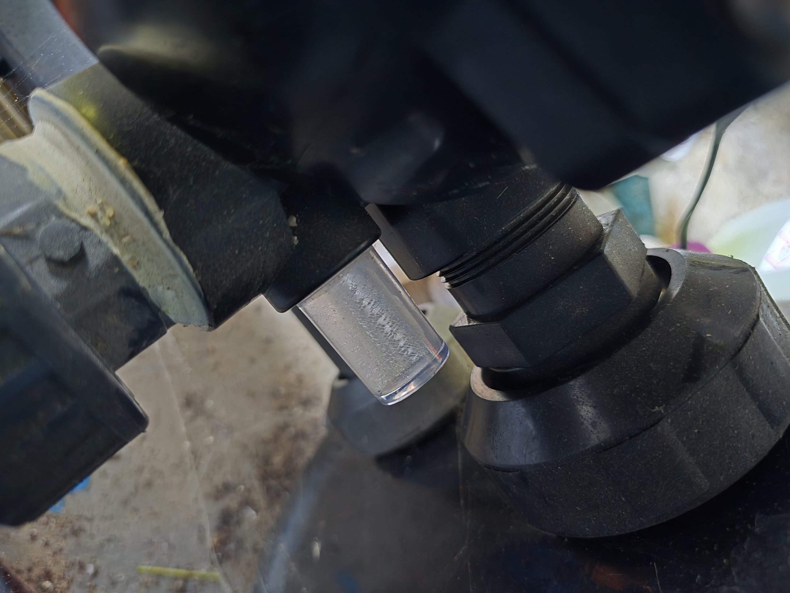 Regard de contrôle de vanne multivoies montrant l'eau trouble en début de backwash