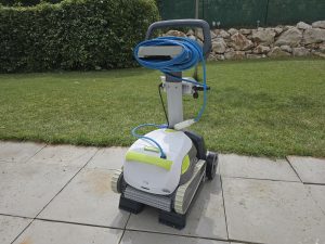 Robot piscine Dolphin T35 posé sur son chariot après utilisation dans une piscine de 30m³ à Auriol