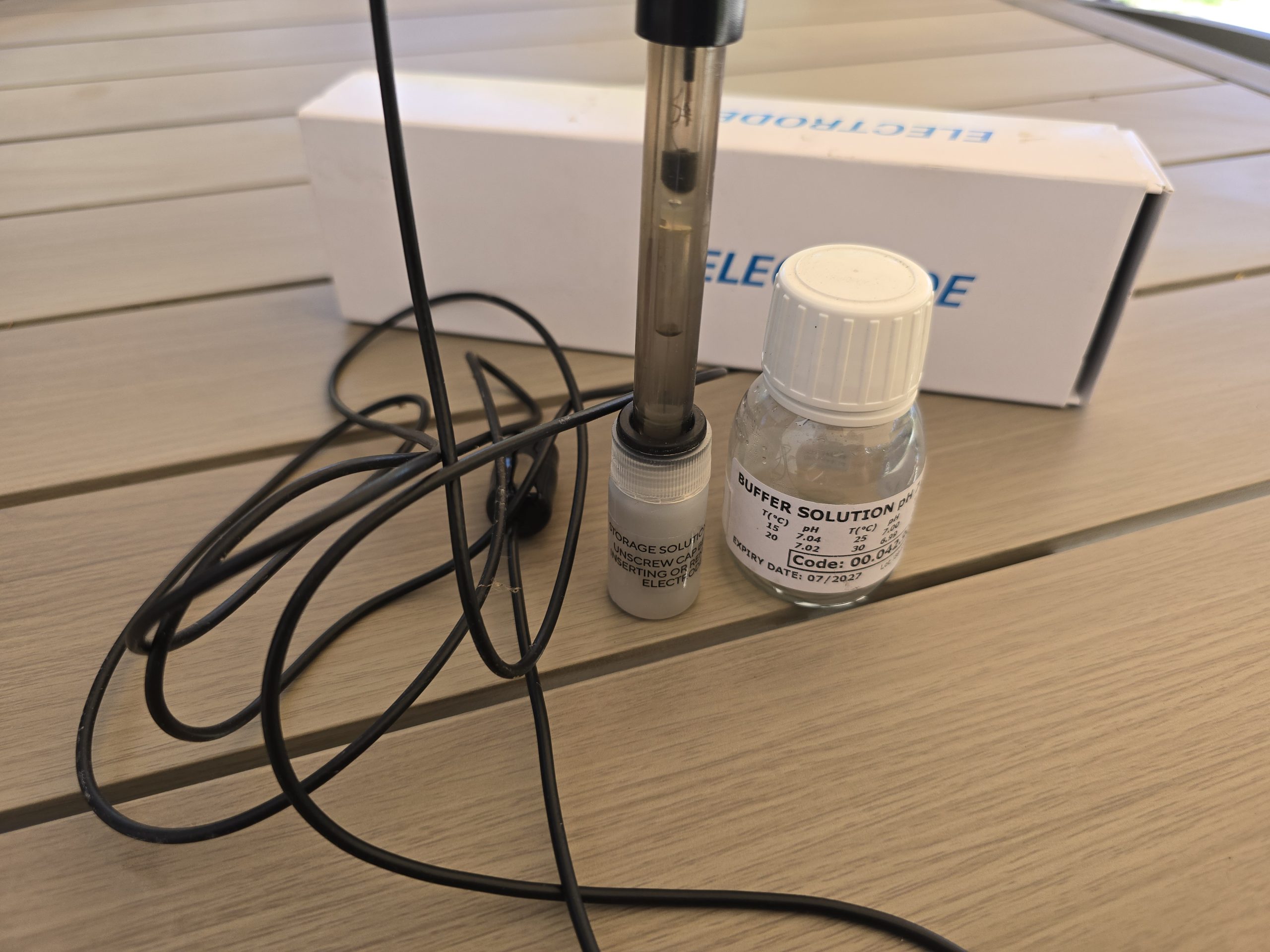 Sonde de pH de régulateur automatique conservée dans un flacon de solution tampon pH7 pendant l'hiver