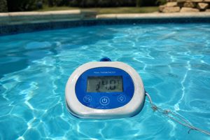 Piscine avec eau à 34°C en plein été dans le Sud — thermomètre de piscine visible