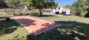 Terrain de pétanque maison terminé 12x4m avec traverses de chemin de fer et sable stabilisé rose — jardin à Auriol