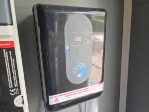 Électrolyseur au sel pour piscine Pool Technologie SG70 installé dans le local technique