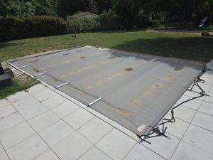 Piscine couverte d'une bâche de sécurité pour l'hivernage passif dans le Sud à Auriol