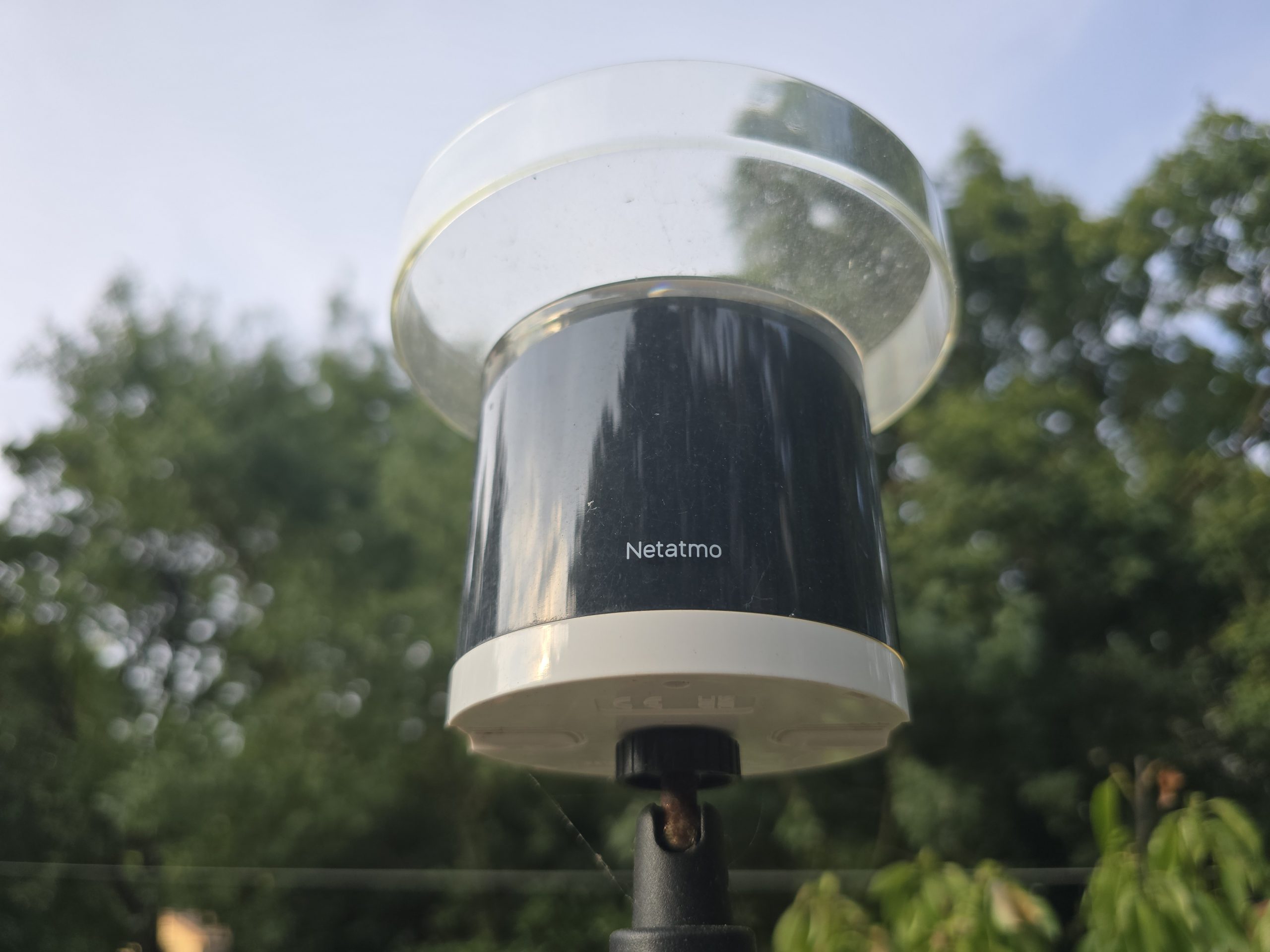 Pluviomètre Netatmo installé dans le jardin — module de mesure des précipitations connecté à la station météo