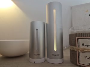 Station météo Netatmo avec module extérieur installée dans un jardin méditerranéen à Auriol