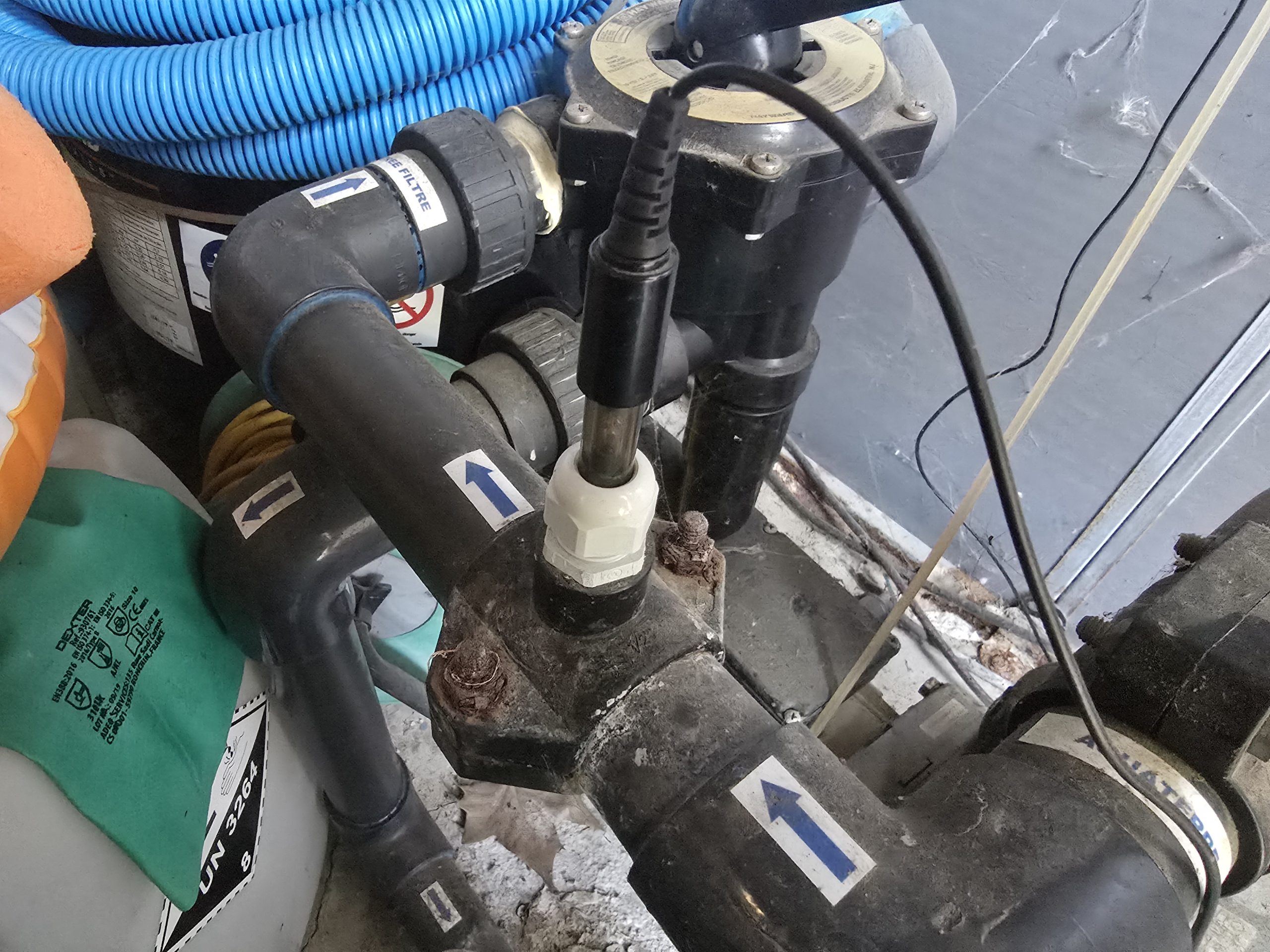 Sonde pH et régulateur automatique installés sur le circuit de filtration d'une piscine