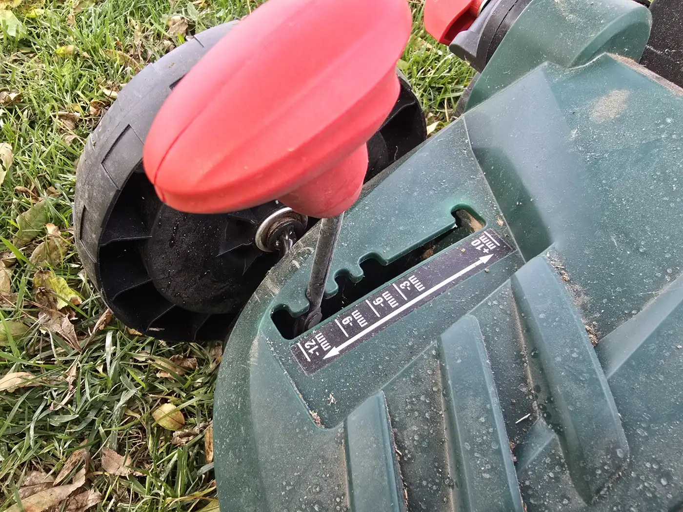 Molette de réglage de la profondeur du scarificateur Parkside PELV 1800 C3, graduée de 0 à −12 mm